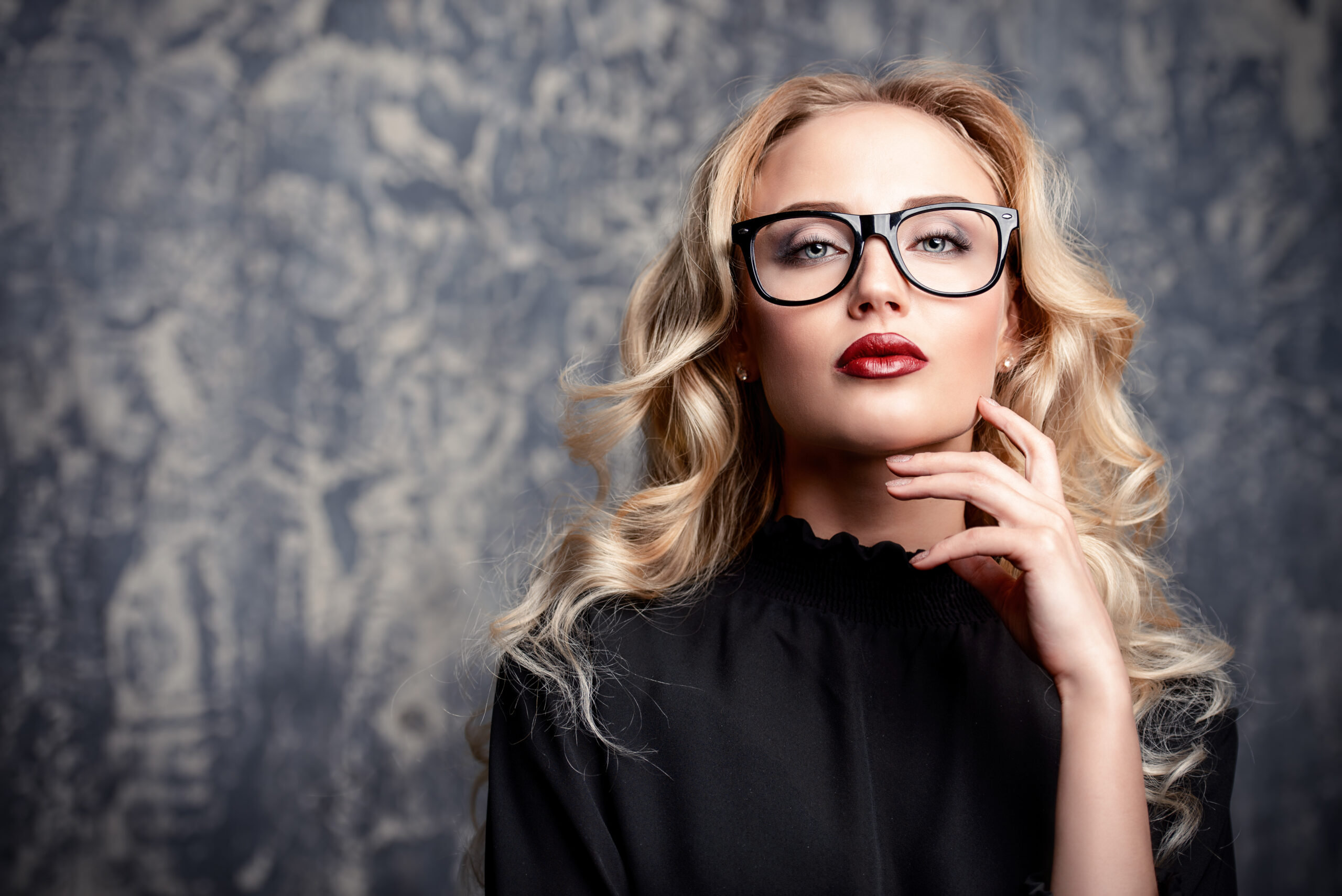 Beauty,Portrait.,Attractive,Young,Woman,In,Glasses,With,Bright,Make-up.